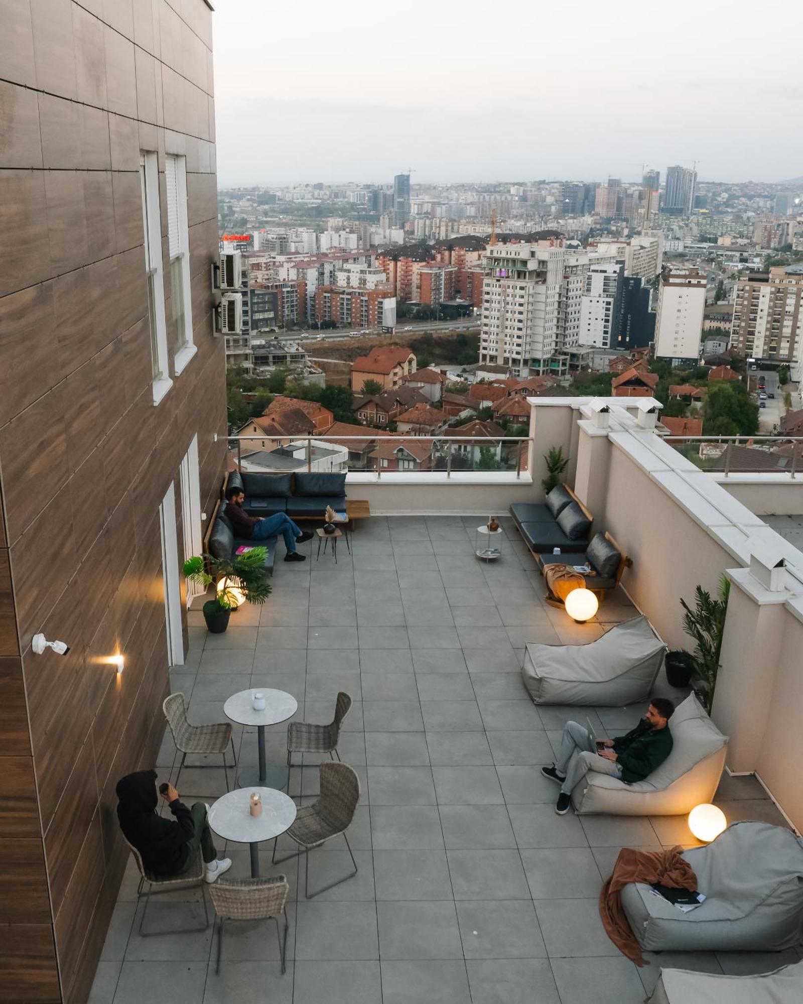 פרישטינה Etern Apart Hotel מראה חיצוני תמונה